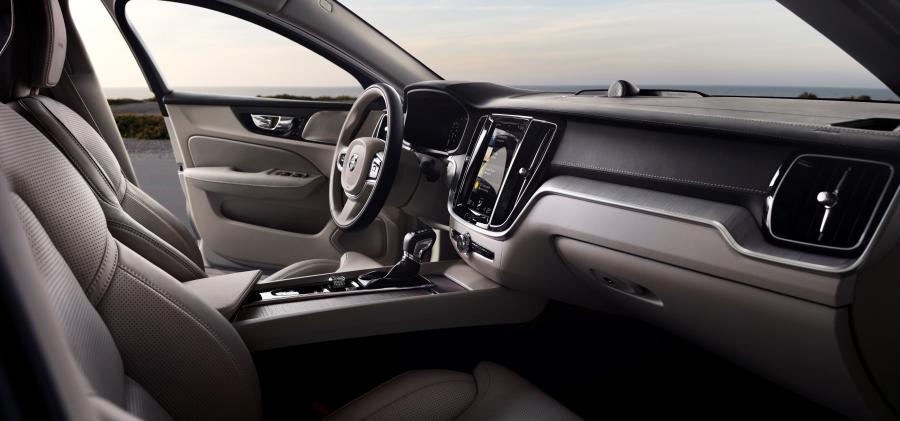 Интерьер Volvo S60 T6 Inscription 2018 года  (WW) (фото 24 из 65)